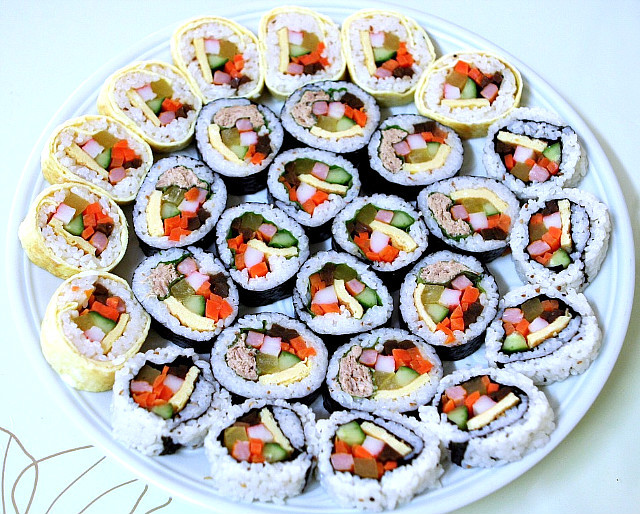 Korean Sushi Roll Kimbap / Gimbap (김밥) - Oh My Food Recipes